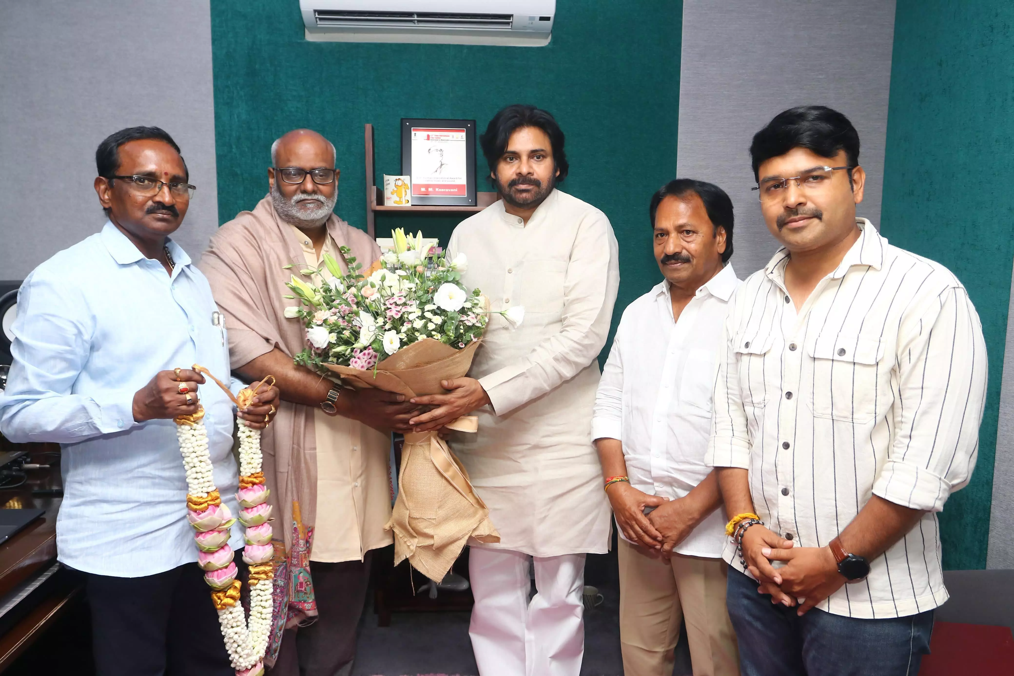 కీరవాణికి హరీహర వీరమల్లు సన్మానం కీరవాణికి హరీహర వీరమల్లు సన్మానం