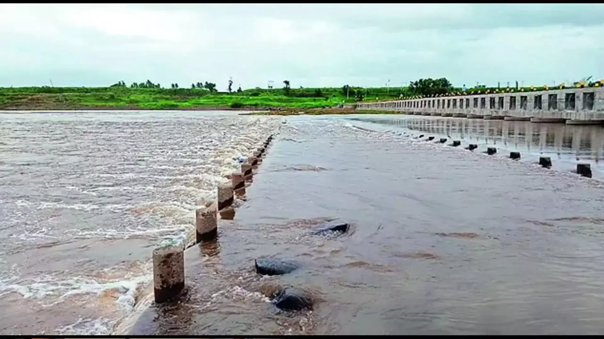 భారీ వర్షాలతో కృష్ణా నదికి పోటెత్తిన వరద భారీ వర్షాలతో కృష్ణా నదికి పోటెత్తిన వరద