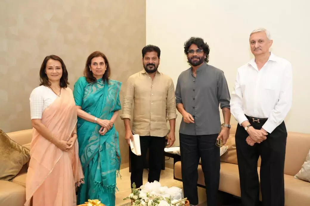 సీఎం రేవంత్ రెడ్డిని కలిసిన నాగార్జున దంపతులు సీఎం రేవంత్ రెడ్డిని కలిసిన నాగార్జున దంపతులు
