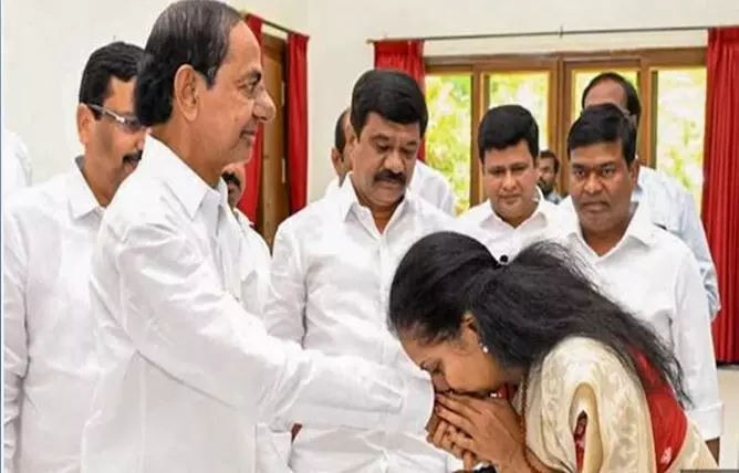కవిత సొంతపార్టీ వెనుక కేసీఆర్? కవిత సొంతపార్టీ వెనుక కేసీఆర్?