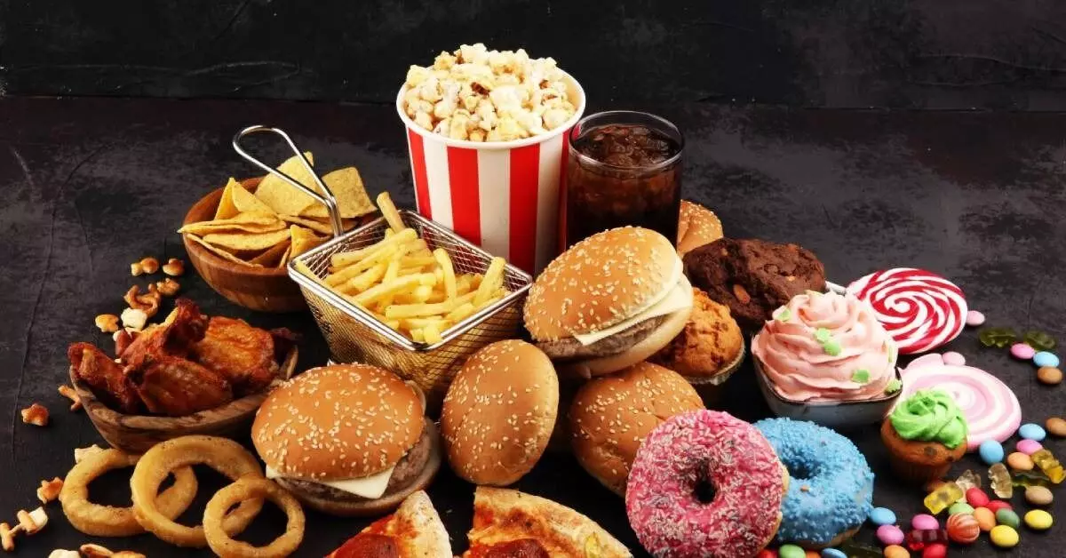 Junk Food: జంక్ ఫుడ్ లాగిస్తున్నారా? అయితే ఈ విషయం తెలుసుకోండి Junk Food: జంక్ ఫుడ్ లాగిస్తున్నారా? అయితే ఈ విషయం తెలుసుకోండి