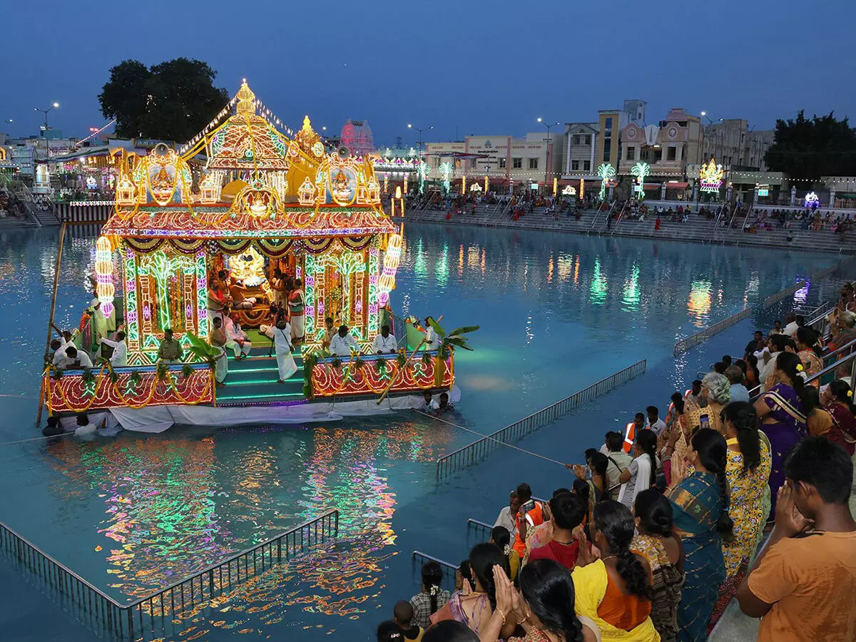 వైభవంగా తిరుచానూరు శ్రీ పద్మావతీ అమ్మవారి తెప్పోత్సవాలు వైభవంగా తిరుచానూరు శ్రీ పద్మావతీ అమ్మవారి తెప్పోత్సవాలు