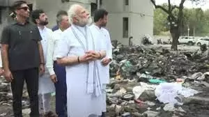 విమాన ప్రమాద క్షతగాత్రుల్ని పరామర్శించిన ప్రధాని మోడీ విమాన ప్రమాద క్షతగాత్రుల్ని పరామర్శించిన ప్రధాని మోడీ