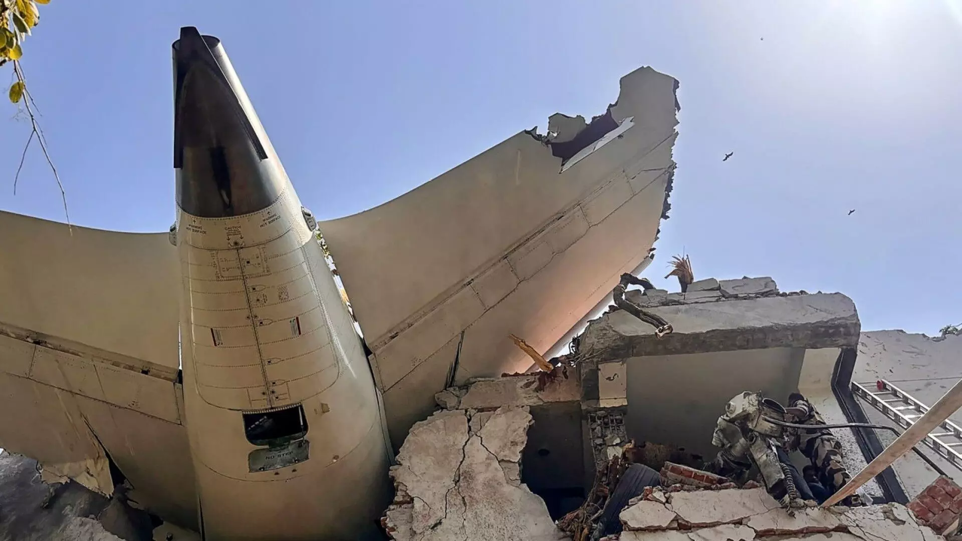 Air India Flight Crash: లభ్యమైన బ్లాక్బాక్స్, వెల్లడికానున్న కీలక సమాచారం Air India Flight Crash: లభ్యమైన బ్లాక్బాక్స్, వెల్లడికానున్న కీలక సమాచారం