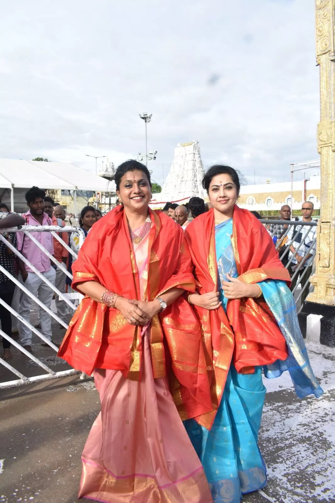 Tirumala: తిరుమల శ్రీవారి సేవలో వెటరన్ హీరోయిన్లు.. Tirumala: తిరుమల శ్రీవారి సేవలో వెటరన్ హీరోయిన్లు..