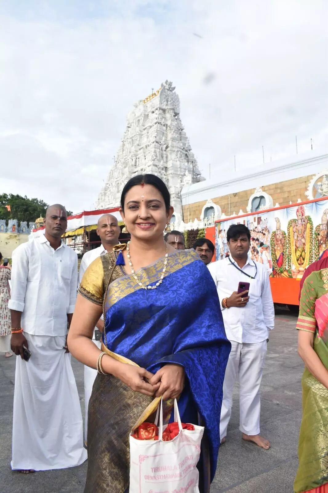Tirumala: తిరుమల శ్రీవారి సేవలో వెటరన్ హీరోయిన్లు.. Tirumala: తిరుమల శ్రీవారి సేవలో వెటరన్ హీరోయిన్లు..