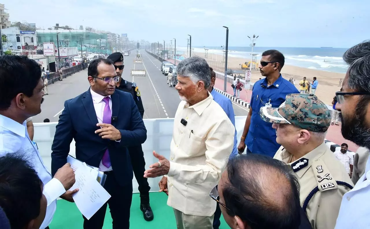 యోగా డే నిర్వహణపై విశాఖలో సమీక్ష చేసిన సీయం చంద్రబాబు యోగా డే నిర్వహణపై విశాఖలో సమీక్ష చేసిన సీయం చంద్రబాబు