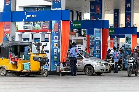 Pakistan Crisis : పీకల్లోతు కష్టాల్లో పాకిస్తాన్.. పెట్రోల్ రూ.258, డీజిల్ రూ.262 దాటేసింది! Pakistan Crisis : పీకల్లోతు కష్టాల్లో పాకిస్తాన్.. పెట్రోల్ రూ.258, డీజిల్ రూ.262 దాటేసింది!