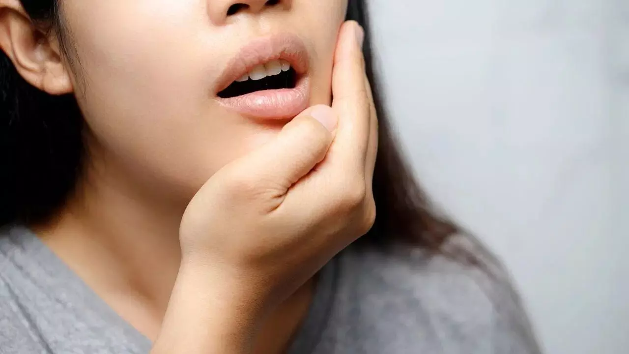 Mouth Ulcers: నోటి పుండ్లతో బాధపడుతున్నారా..? అయితే ఇలా చేయండి Mouth Ulcers: నోటి పుండ్లతో బాధపడుతున్నారా..? అయితే ఇలా చేయండి