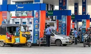 Pakistan Crisis : పీకల్లోతు కష్టాల్లో పాకిస్తాన్.. పెట్రోల్ రూ.258, డీజిల్ రూ.262 దాటేసింది! Pakistan Crisis : పీకల్లోతు కష్టాల్లో పాకిస్తాన్.. పెట్రోల్ రూ.258, డీజిల్ రూ.262 దాటేసింది!