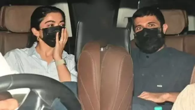 Vijay & Rashmika: విజయ్, రష్మిక ఒకే కారులో.. ఫోటో నెట్టింట్లో వైరల్ Vijay & Rashmika: విజయ్, రష్మిక ఒకే కారులో.. ఫోటో నెట్టింట్లో వైరల్
