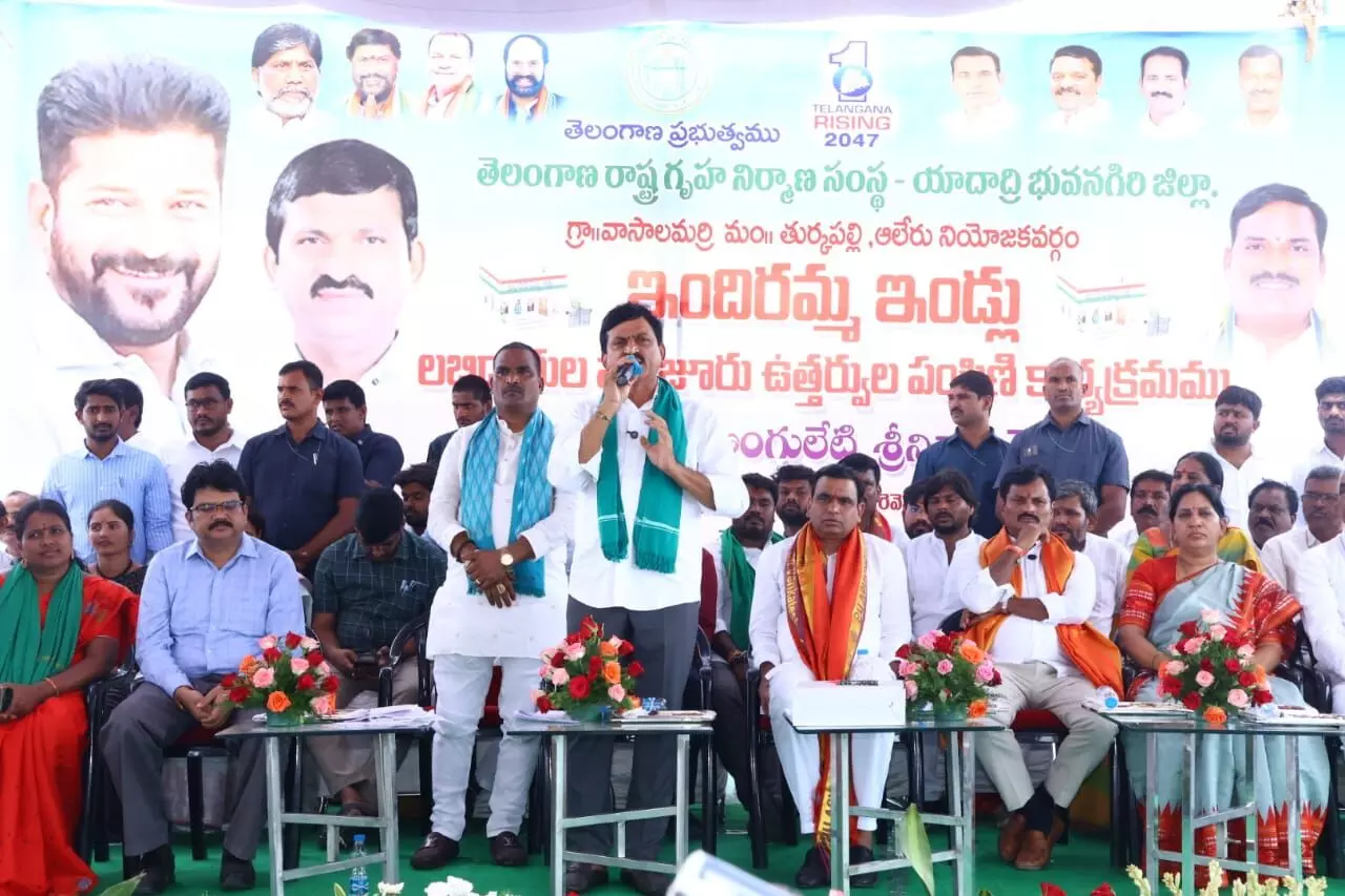 దత్తత పేరుతో వాసాలమర్రిని ఆగం చేసిన కేసీఆర్ - పొంగులేటి ఫైర్ దత్తత పేరుతో వాసాలమర్రిని ఆగం చేసిన కేసీఆర్ - పొంగులేటి ఫైర్