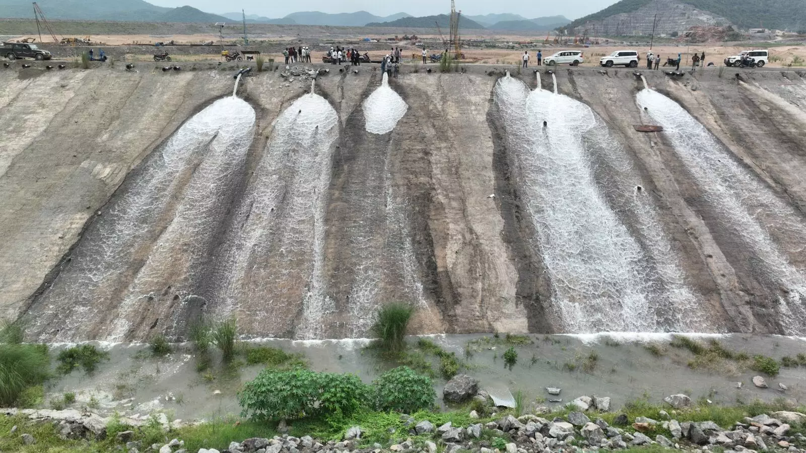 పోలవరంలో డీ వాటరింగ్ ప్రారంభం పోలవరంలో డీ వాటరింగ్ ప్రారంభం