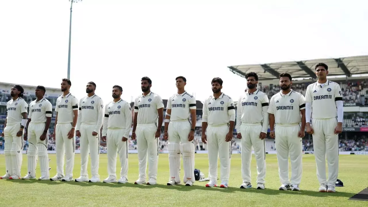 India and England Players: నల్ల రిబ్బన్స్ తో భారత్ - ఇంగ్లాండ్ ఆటగాళ్లు..ఎందుకంటే..? India and England Players: నల్ల రిబ్బన్స్ తో భారత్ - ఇంగ్లాండ్ ఆటగాళ్లు..ఎందుకంటే..?