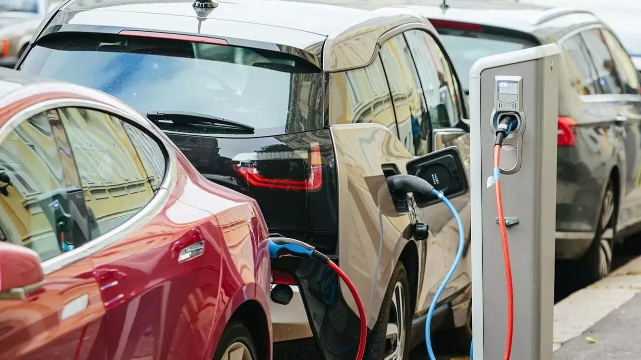 Electric Cars : ఎలక్ట్రిక్ కారు రేసులో దూసుకుపోతున్న ఇండియా.. 2030నాటికి ఎన్ని కార్లకు డిమాండ్ ఉంటుందంటే ? Electric Cars : ఎలక్ట్రిక్ కారు రేసులో దూసుకుపోతున్న ఇండియా.. 2030నాటికి ఎన్ని కార్లకు డిమాండ్ ఉంటుందంటే ?