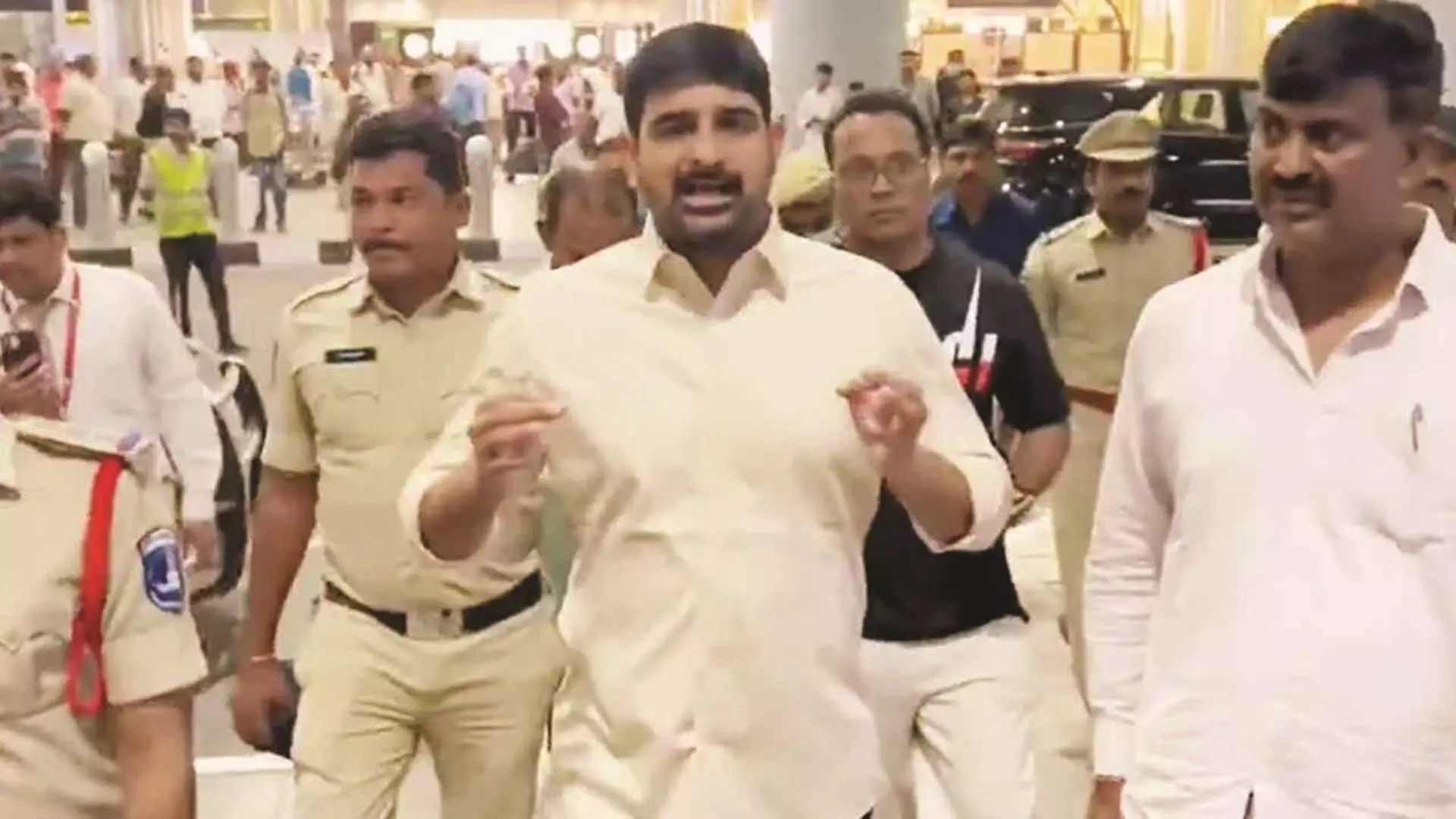 బీఆర్ఎస్ ఎమ్మెల్యే కౌశిక్ రెడ్డి అరెస్ట్ బీఆర్ఎస్ ఎమ్మెల్యే కౌశిక్ రెడ్డి అరెస్ట్