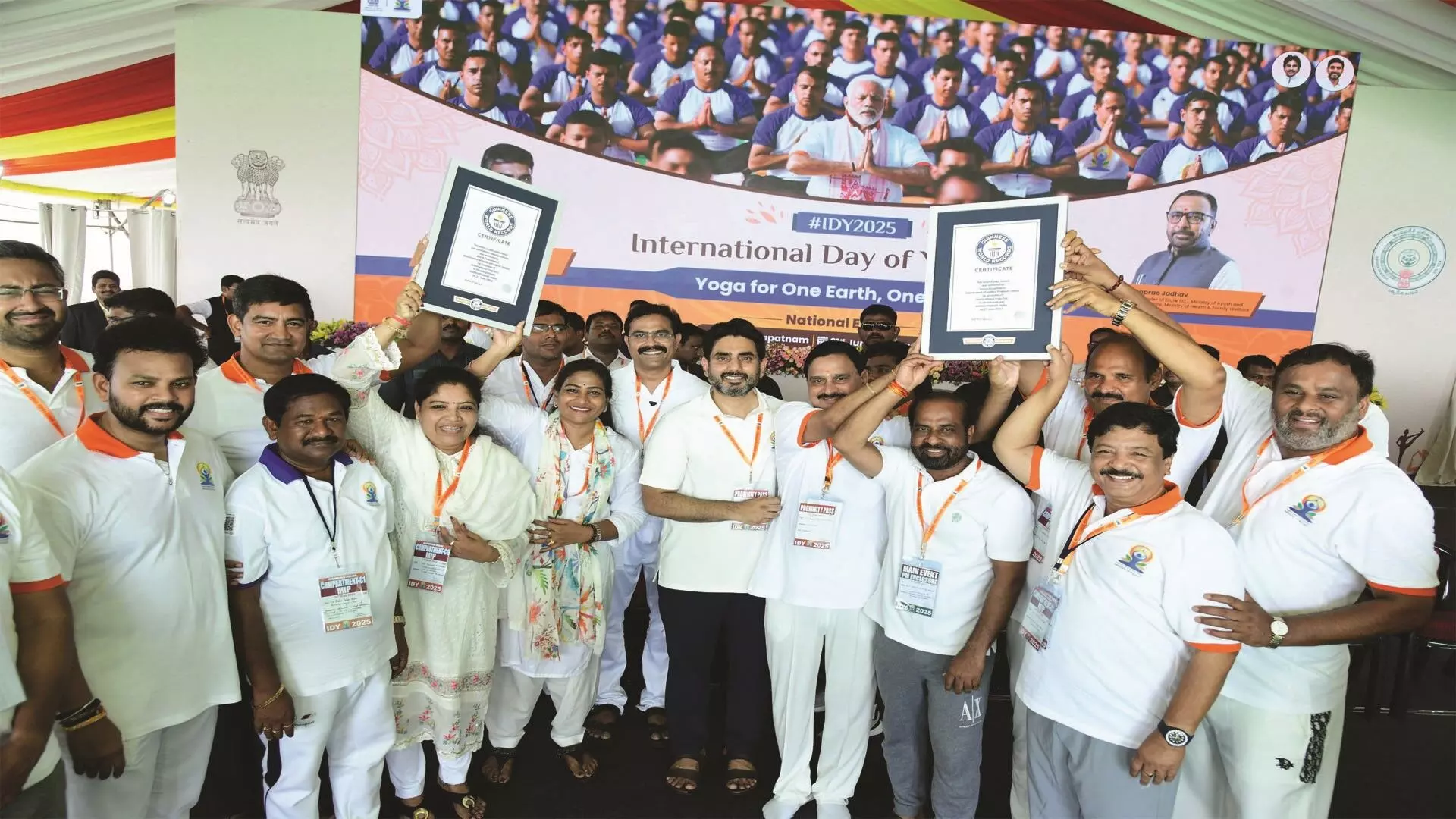 రెండు గిన్నిస్ రికార్డులు సాధించిన యోగాంధ్ర రెండు గిన్నిస్ రికార్డులు సాధించిన యోగాంధ్ర