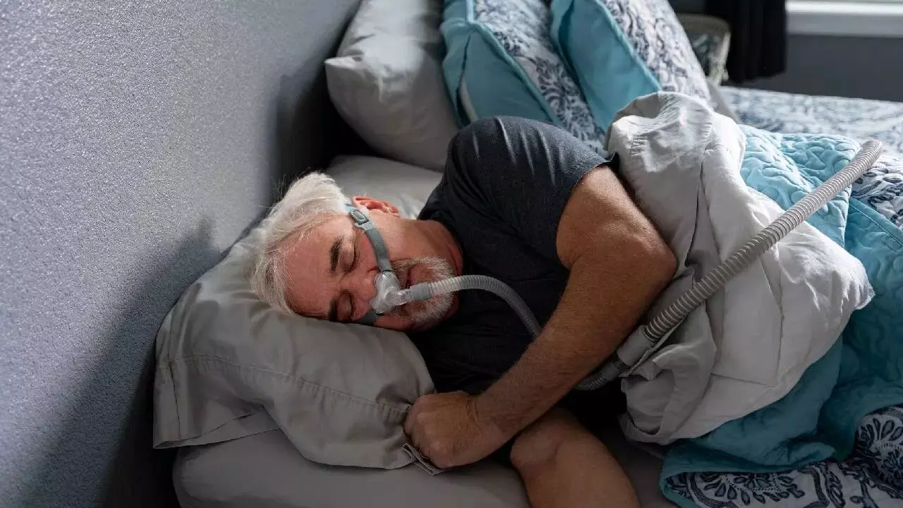Loud Snoring: రాత్రిపూట గట్టిగా గురక పెడుతున్నారా? కారణమిదే.. Loud Snoring: రాత్రిపూట గట్టిగా గురక పెడుతున్నారా? కారణమిదే..