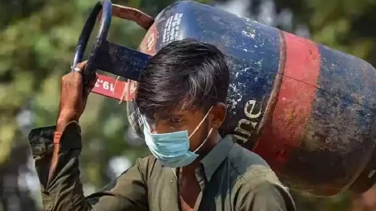 LPG Gas : మిడిల్ ఈస్టులో గొడవలు.. ఎల్పీజీ గ్యాస్ ఆగితే మన పరిస్థితి ఏంటి? మన దగ్గర ఎంత స్టాక్ ఉంది? LPG Gas : మిడిల్ ఈస్టులో గొడవలు.. ఎల్పీజీ గ్యాస్ ఆగితే మన పరిస్థితి ఏంటి? మన దగ్గర ఎంత స్టాక్ ఉంది?