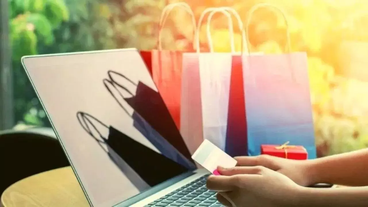 Online Shopping: ఆన్లైన్ షాపింగ్తో కొత్త తలనొప్పి.. ప్లాట్ఫామ్ ఫీజులతో ప్రజలకు ఇబ్బందులు Online Shopping: ఆన్లైన్ షాపింగ్తో కొత్త తలనొప్పి.. ప్లాట్ఫామ్ ఫీజులతో ప్రజలకు ఇబ్బందులు