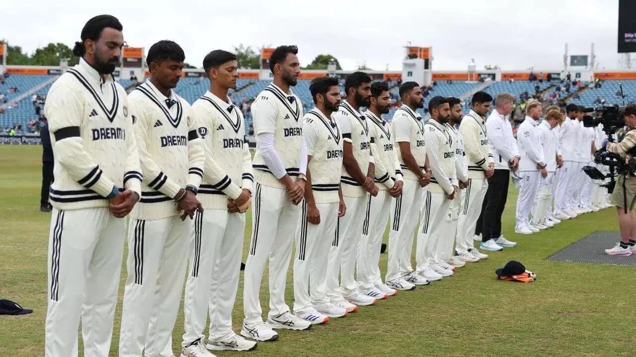 Black Armbands: చివరి రోజు ఆటగాళ్ళు చేతికి నల్ల బ్యాండ్లు ఎందుకు ధరించారు..? కారణమిదే.. Black Armbands: చివరి రోజు ఆటగాళ్ళు చేతికి నల్ల బ్యాండ్లు ఎందుకు ధరించారు..? కారణమిదే..