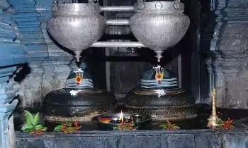 Kaleshwarams Unique Phenomenon: ఒకే పానవట్టం మీద రెండు శివలింగాలు.. కాళేశ్వరం మహిమలు ఇవే! Kaleshwarams Unique Phenomenon: ఒకే పానవట్టం మీద రెండు శివలింగాలు.. కాళేశ్వరం మహిమలు ఇవే!