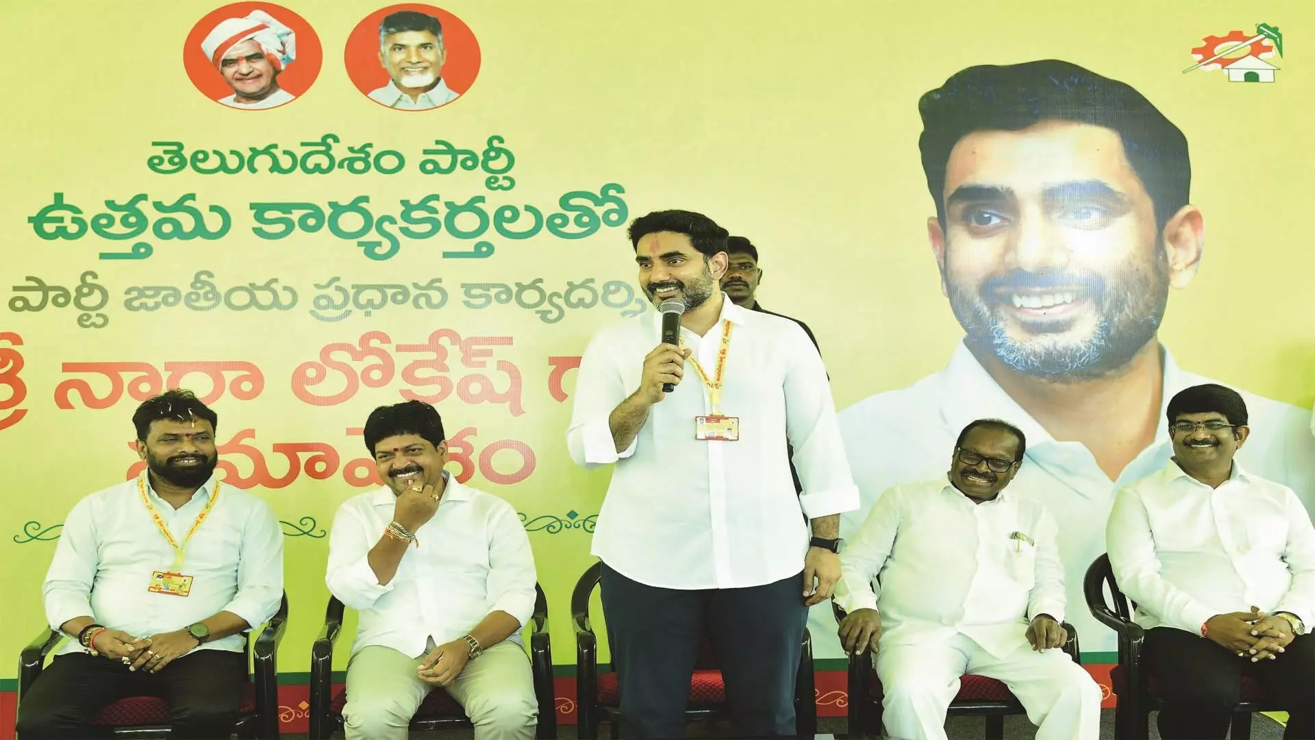 కార్యకర్తల నుంచి ప్రతిరోజు ఫీడ్ బ్యాక్ తీసుకుంటాం – నారా లోకేష్ కార్యకర్తల నుంచి ప్రతిరోజు ఫీడ్ బ్యాక్ తీసుకుంటాం – నారా లోకేష్