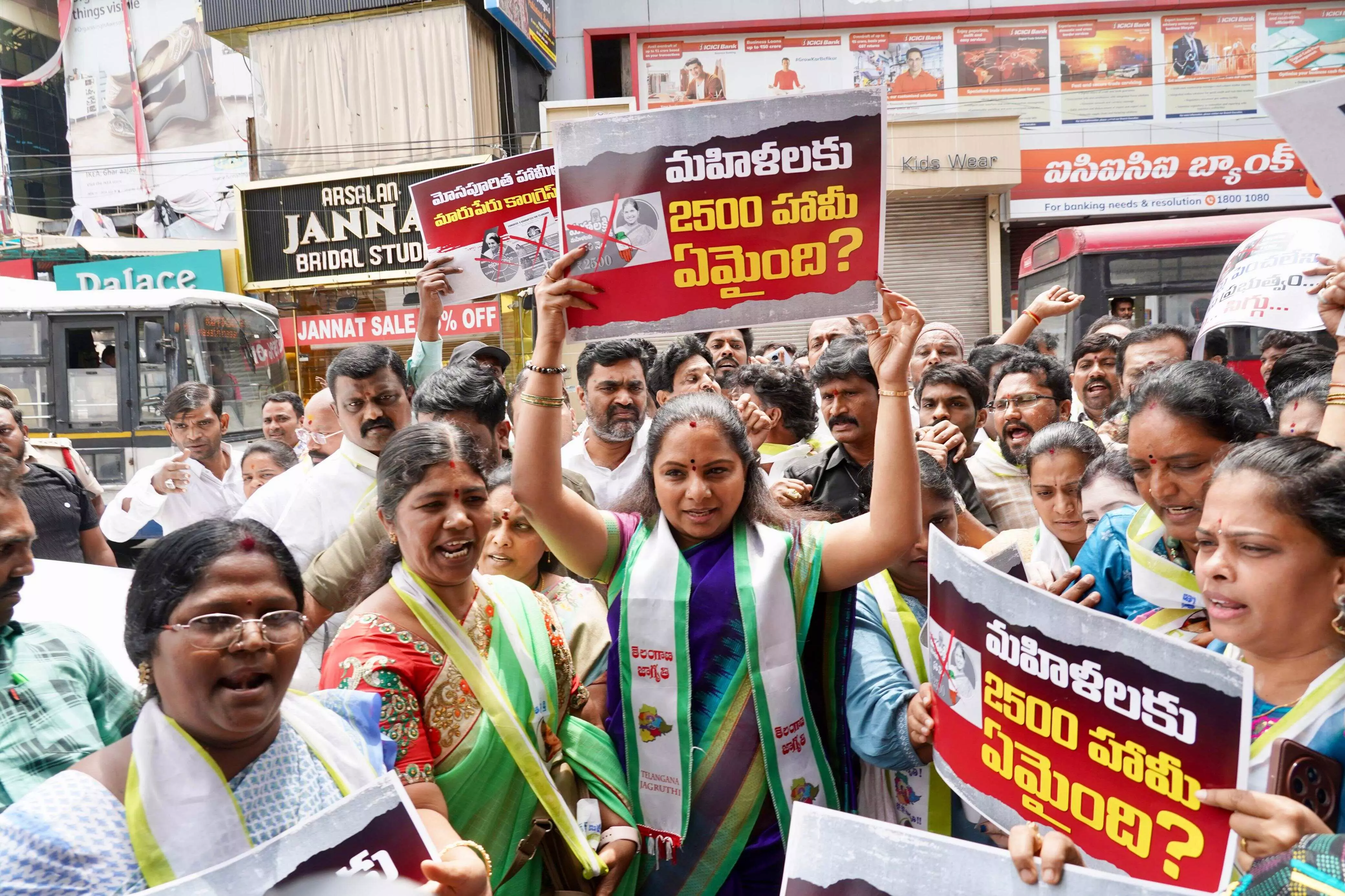 బాబుకు బిర్యానీ పెట్టి గోదావరి నీళ్లను గిఫ్ట్ ఇచ్చావు...ఎమ్మెల్సీ కవిత బాబుకు బిర్యానీ పెట్టి గోదావరి నీళ్లను గిఫ్ట్ ఇచ్చావు...ఎమ్మెల్సీ కవిత