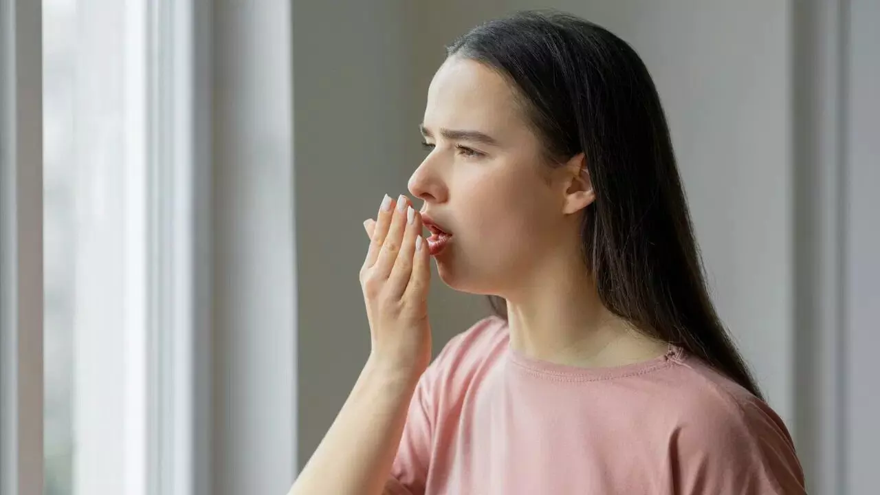 Bad Breath: నోటి దుర్వాసనకు కారణాలివే.. ఏం చేయాలంటే..? Bad Breath: నోటి దుర్వాసనకు కారణాలివే.. ఏం చేయాలంటే..?