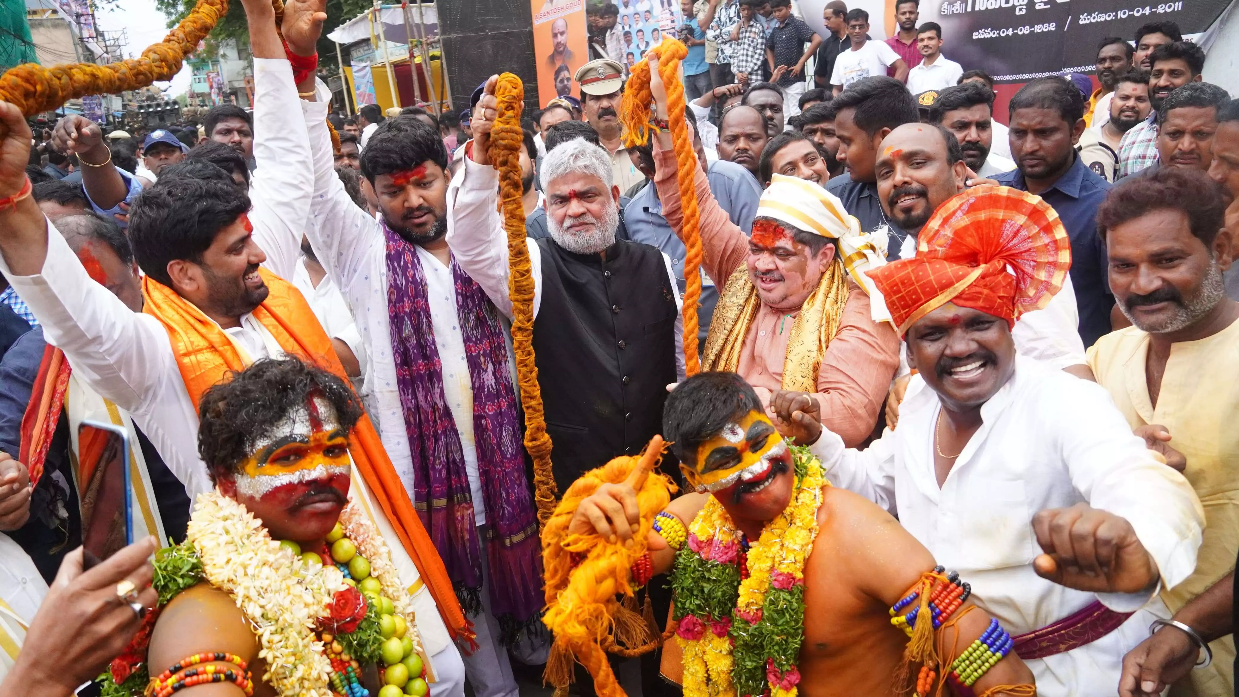 ఘనంగా ప్రారంభమైన బోనాలు ఘనంగా ప్రారంభమైన బోనాలు