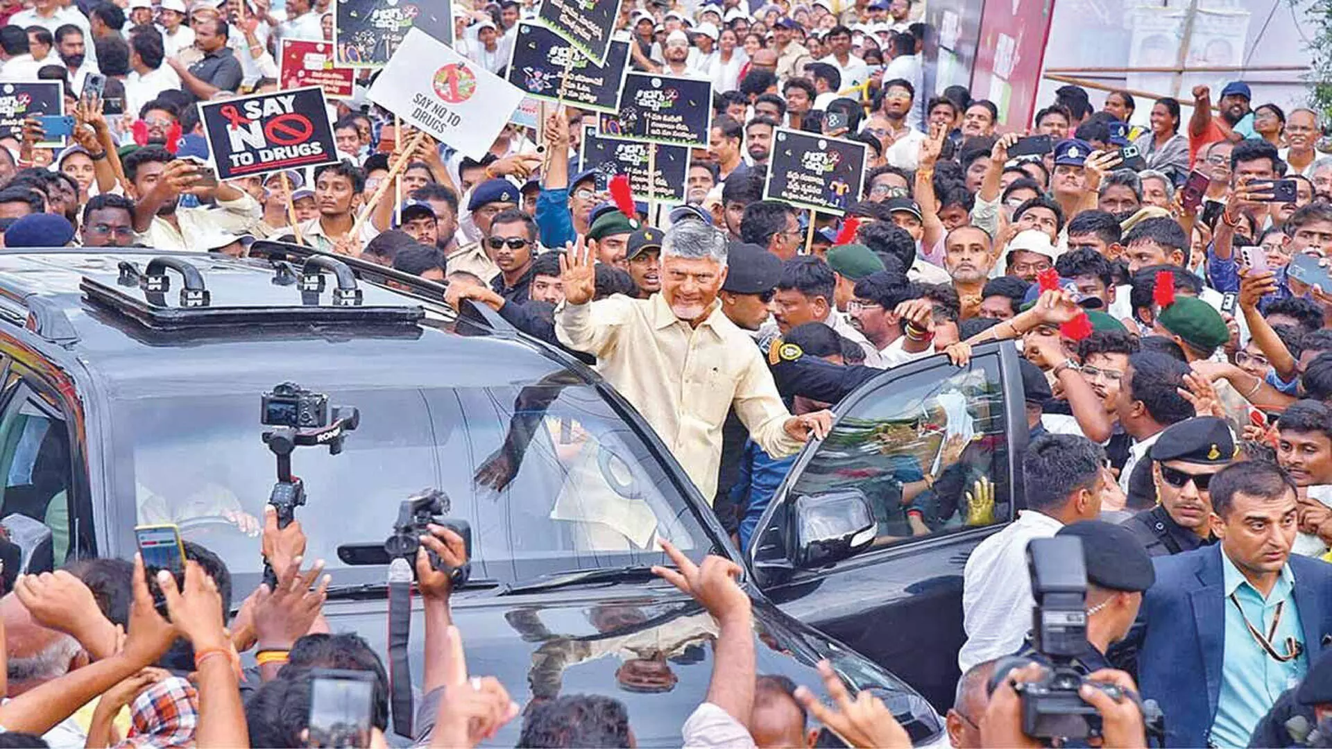 గంజాయి, డ్రగ్స్ పై యుద్ధం ప్రకటిస్తున్నా - చంద్రబాబు గంజాయి, డ్రగ్స్ పై యుద్ధం ప్రకటిస్తున్నా - చంద్రబాబు
