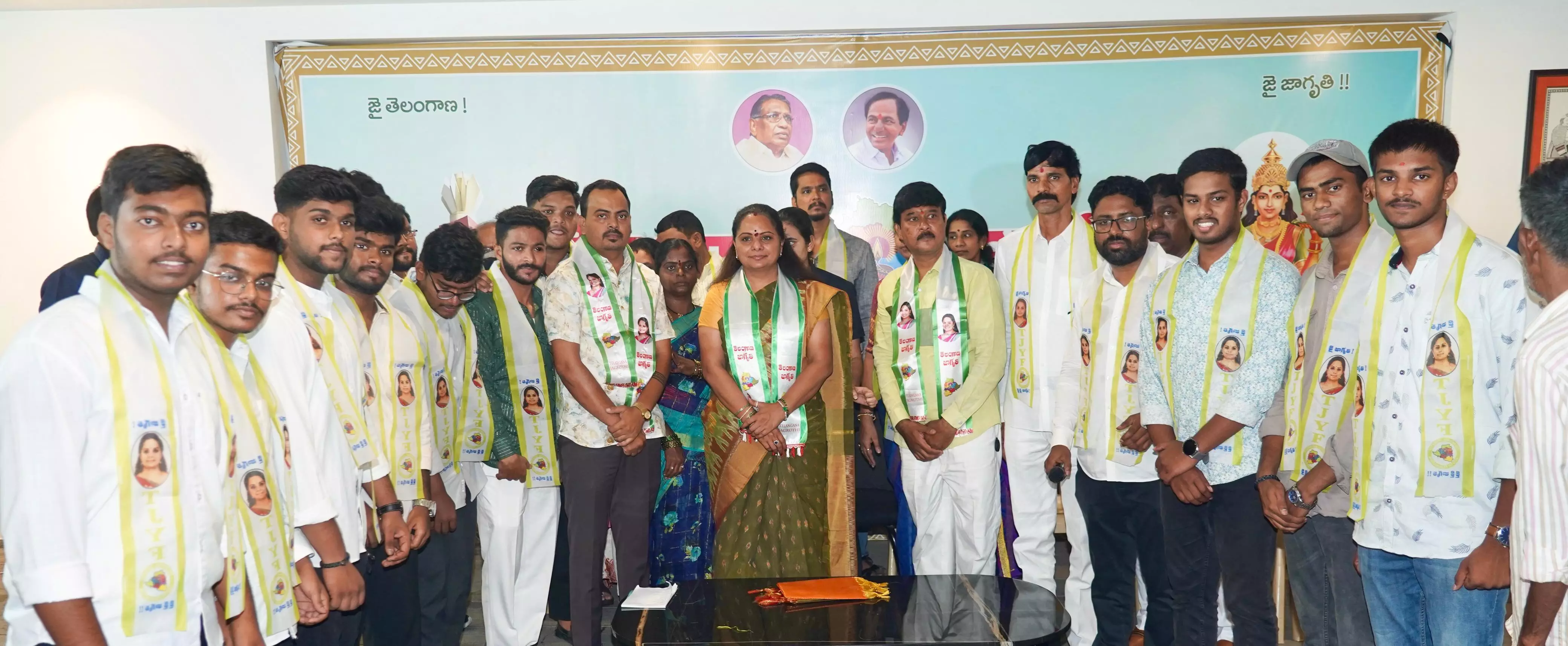 పసుపు బోర్డు ఎన్నిసార్లు ప్రారంభిస్తరు - ఎమ్మెల్సీ కవిత పసుపు బోర్డు ఎన్నిసార్లు ప్రారంభిస్తరు - ఎమ్మెల్సీ కవిత