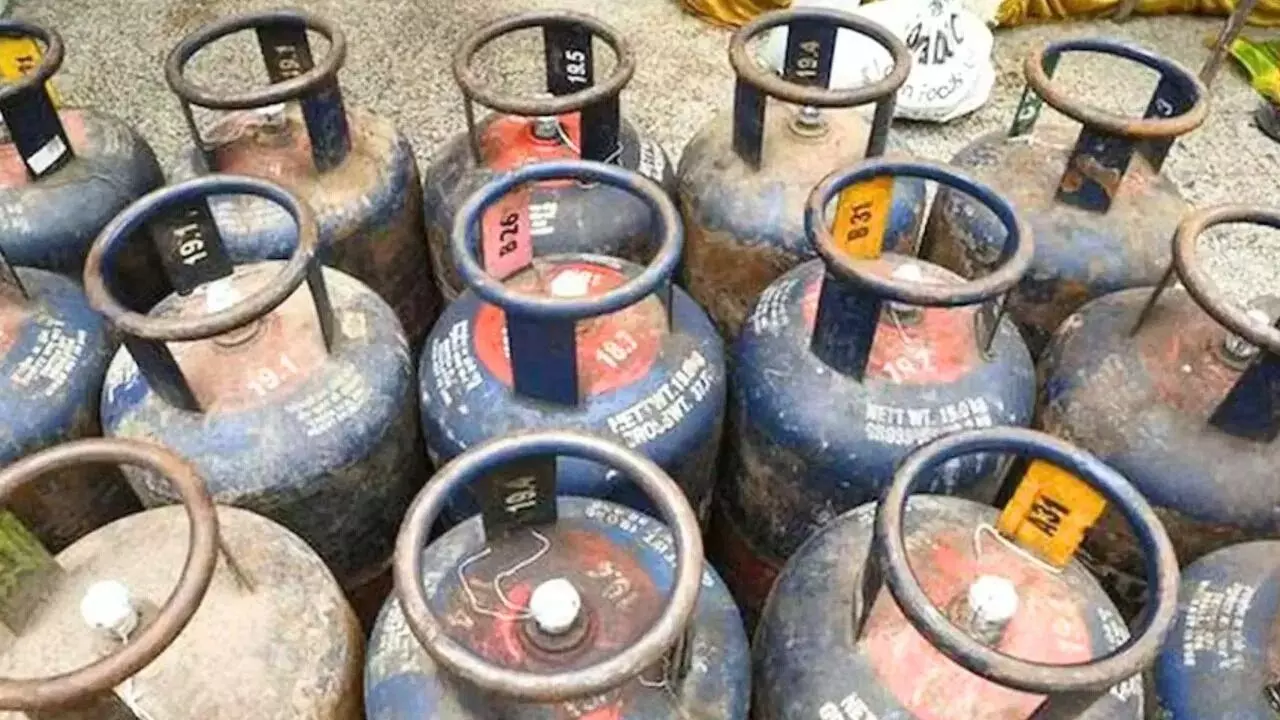 Cylinder Prices : సామాన్యుడికి ఊరట.. వరుసగా నాలుగో నెల తగ్గిన గ్యాస్ సిలిండర్ ధర Cylinder Prices : సామాన్యుడికి ఊరట.. వరుసగా నాలుగో నెల తగ్గిన గ్యాస్ సిలిండర్ ధర