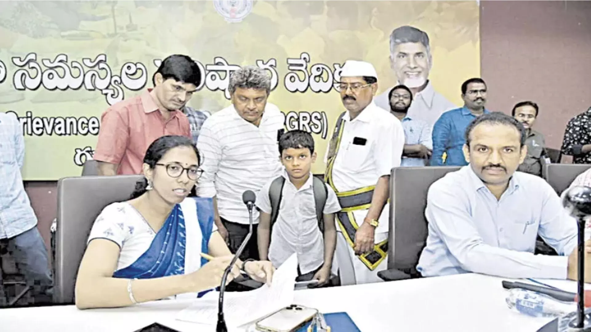 కలెక్టర్ కు అర్జీ ఇచ్చిన 4వ తరగతి విద్యార్థి కలెక్టర్ కు అర్జీ ఇచ్చిన 4వ తరగతి విద్యార్థి