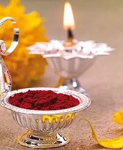 Vibhuti and Kumkum: విభూతి-కుంకుమ లేకుండా పూజలు చేయవచ్చా..? Vibhuti and Kumkum: విభూతి-కుంకుమ లేకుండా పూజలు చేయవచ్చా..?