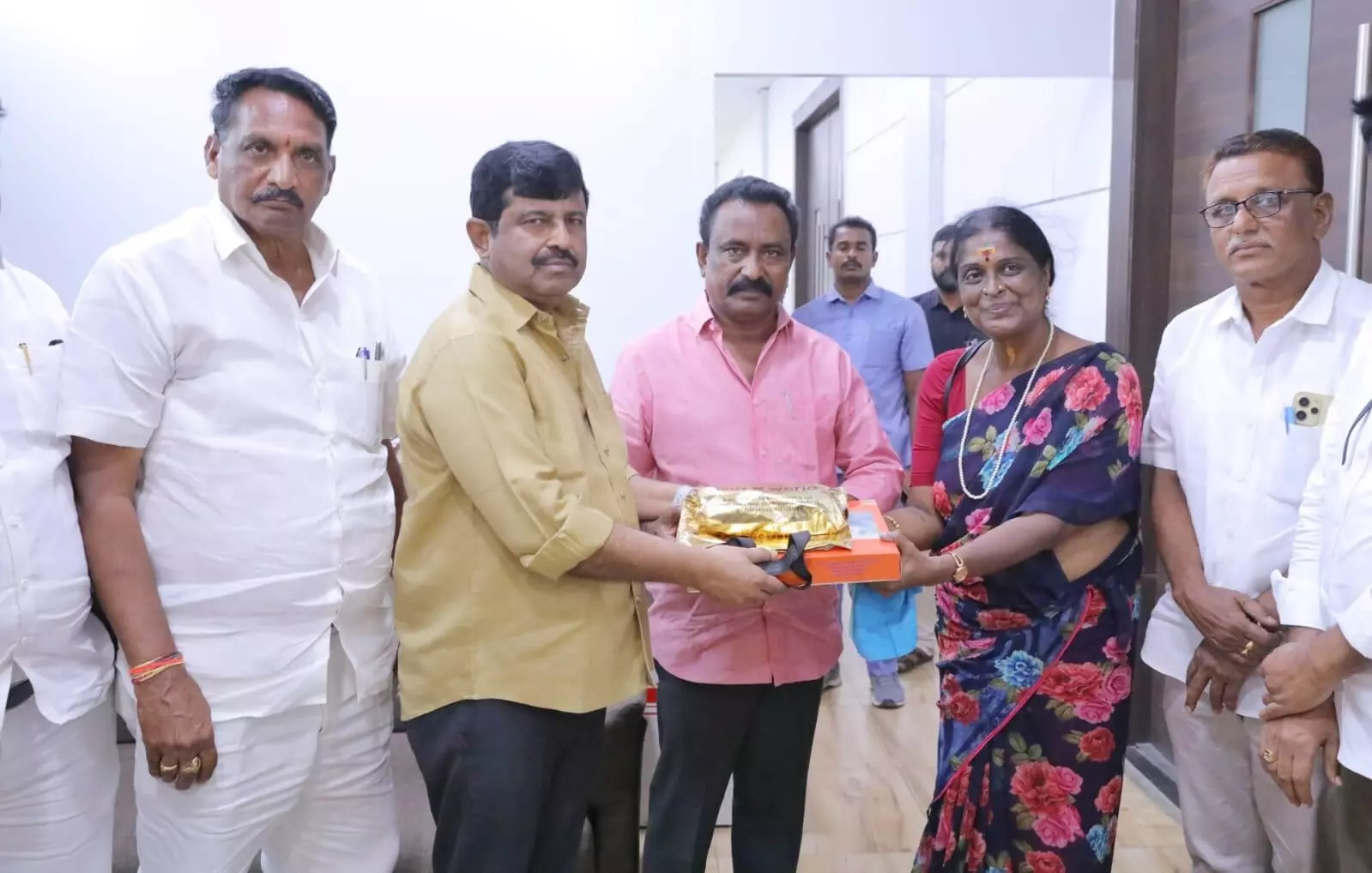 సినీ నటి పాకీజాకు పవన్ కళ్యాణ్ ఆపన్న హస్తం సినీ నటి పాకీజాకు పవన్ కళ్యాణ్ ఆపన్న హస్తం