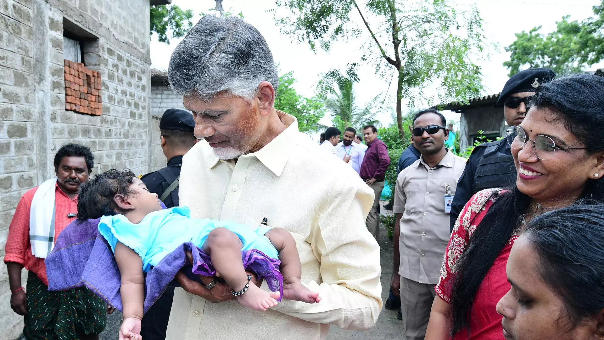 చర్మకారుడి ఇంట చంద్రబాబు ఫోటో గ్యాలరీ చర్మకారుడి ఇంట చంద్రబాబు ఫోటో గ్యాలరీ