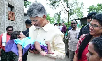 చర్మకారుడి ఇంట చంద్రబాబు ఫోటో గ్యాలరీ చర్మకారుడి ఇంట చంద్రబాబు ఫోటో గ్యాలరీ