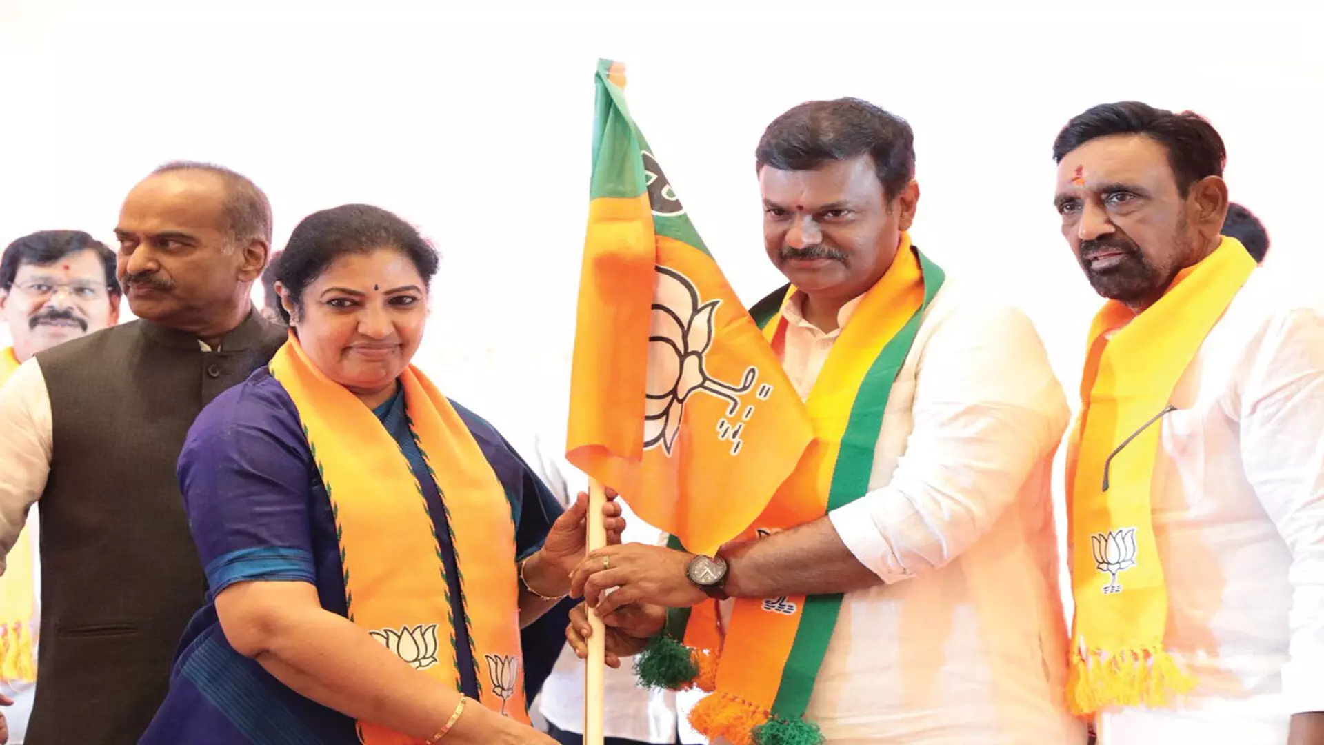 మాధవ్కు సవాళ్ళ స్వాగతం మాధవ్కు సవాళ్ళ స్వాగతం