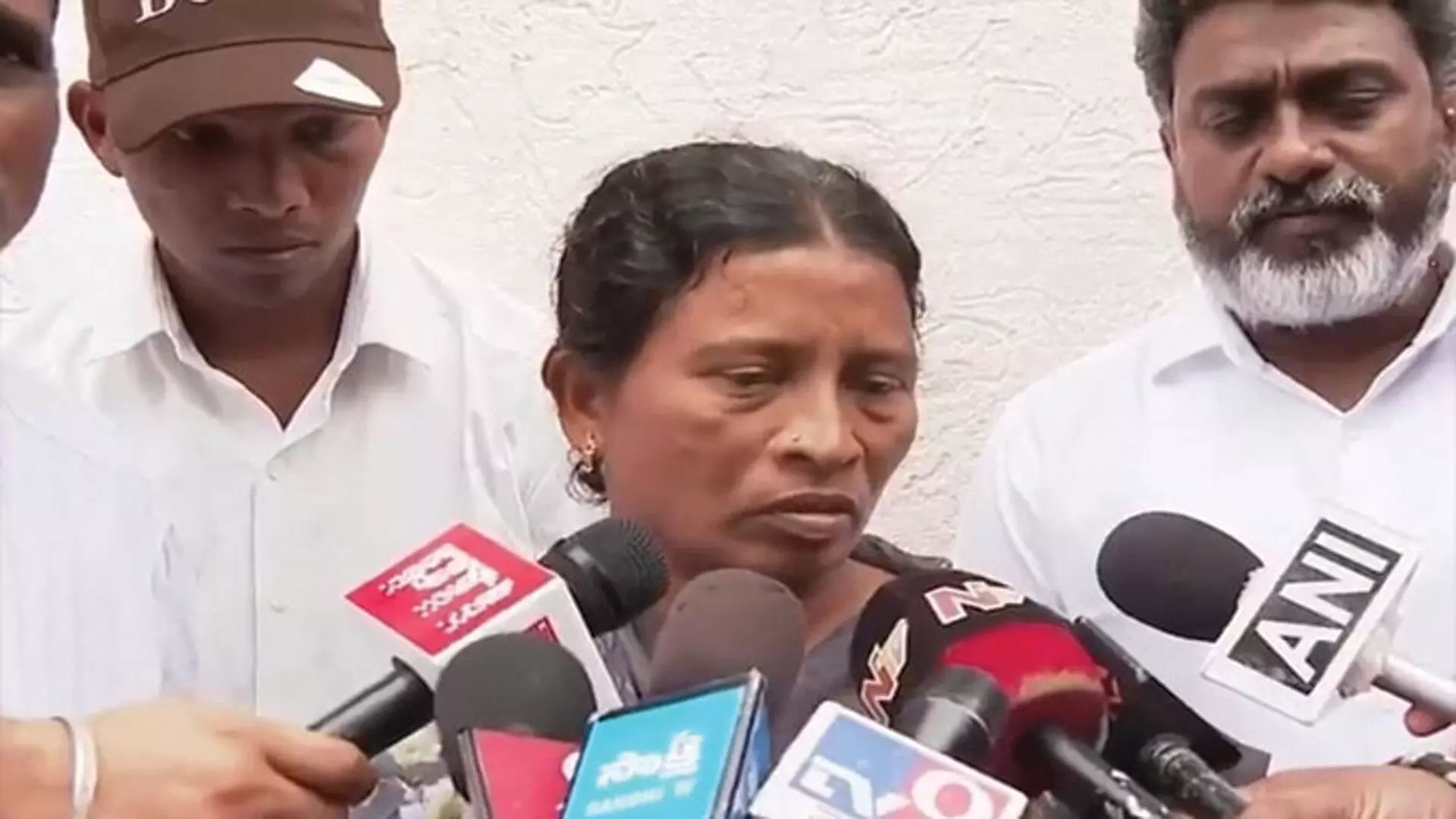Singaiah Death : నా భర్త మరణంపై అనుమానాలున్నాయి Singaiah Death : నా భర్త మరణంపై అనుమానాలున్నాయి