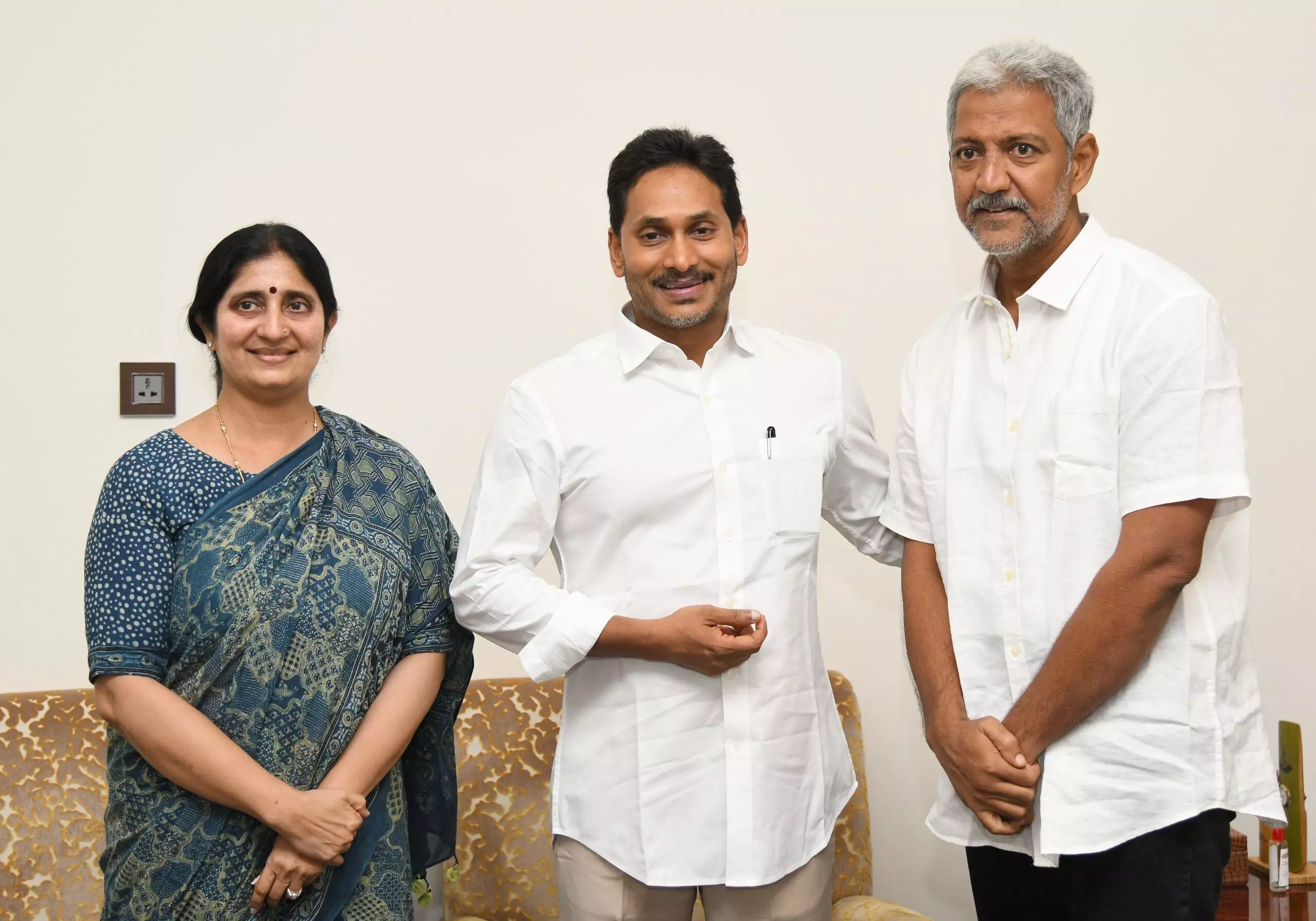 Vallabhaneni Vamsi : వైఎస్.జగన్ని కలసిన వల్లభనేని వంశీ దంపతులు Vallabhaneni Vamsi : వైఎస్.జగన్ని కలసిన వల్లభనేని వంశీ దంపతులు