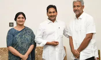 Vallabhaneni Vamsi : వైఎస్‌.జగన్ని కలసిన వల్లభనేని వంశీ దంపతులు