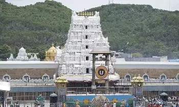 TTD Warns: భక్తుల సేవలకు ఆటంకం కల్గిస్తే కఠిన చర్యలు.. హెచ్చరించిన టీటీడీ TTD Warns: భక్తుల సేవలకు ఆటంకం కల్గిస్తే కఠిన చర్యలు.. హెచ్చరించిన టీటీడీ
