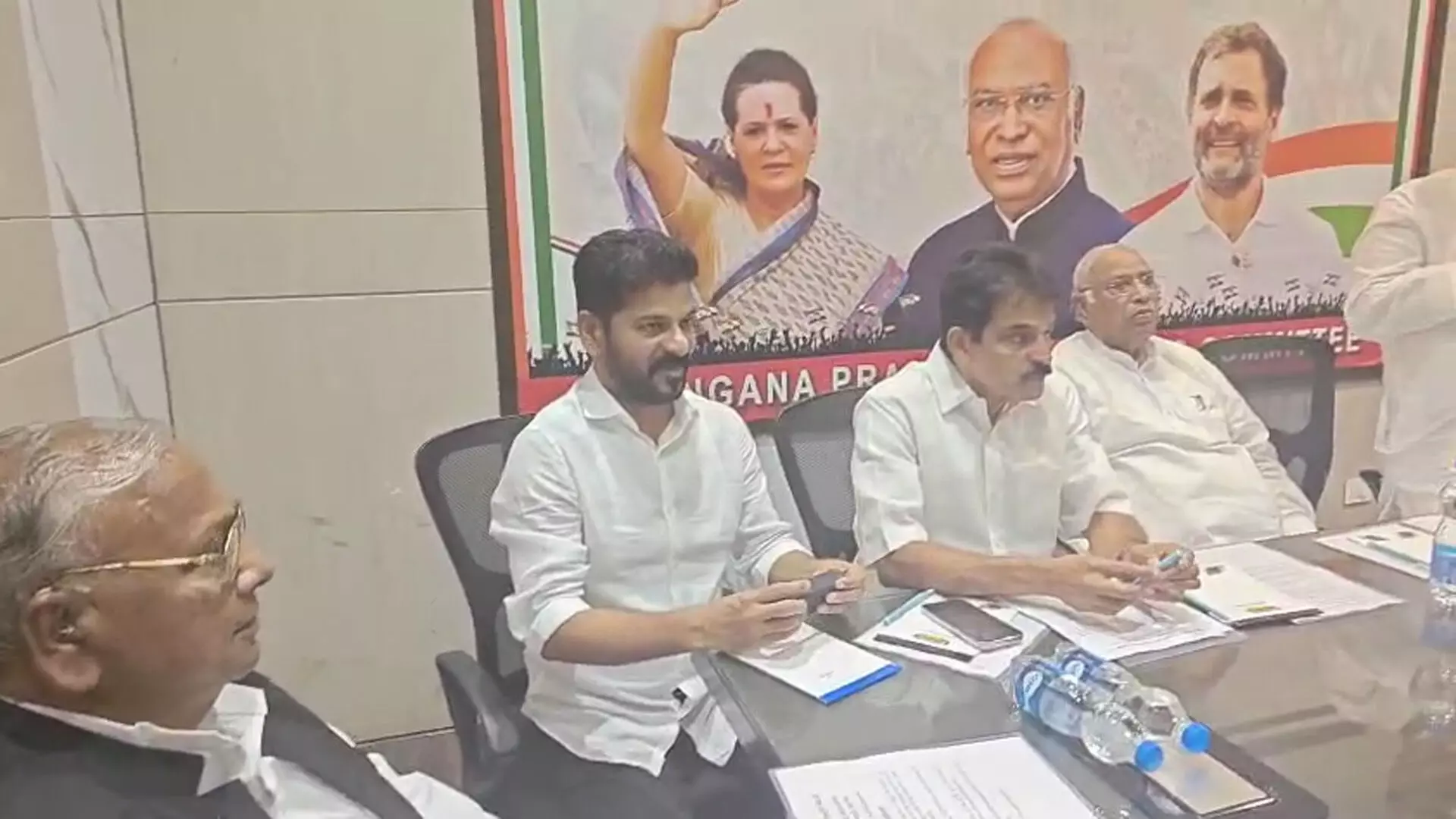 Cm Revanth Reddy : ఇంఛార్జ్ మంత్రులు నిర్లక్ష్యంగా వ్యవహరిస్తున్నారు Cm Revanth Reddy : ఇంఛార్జ్ మంత్రులు నిర్లక్ష్యంగా వ్యవహరిస్తున్నారు
