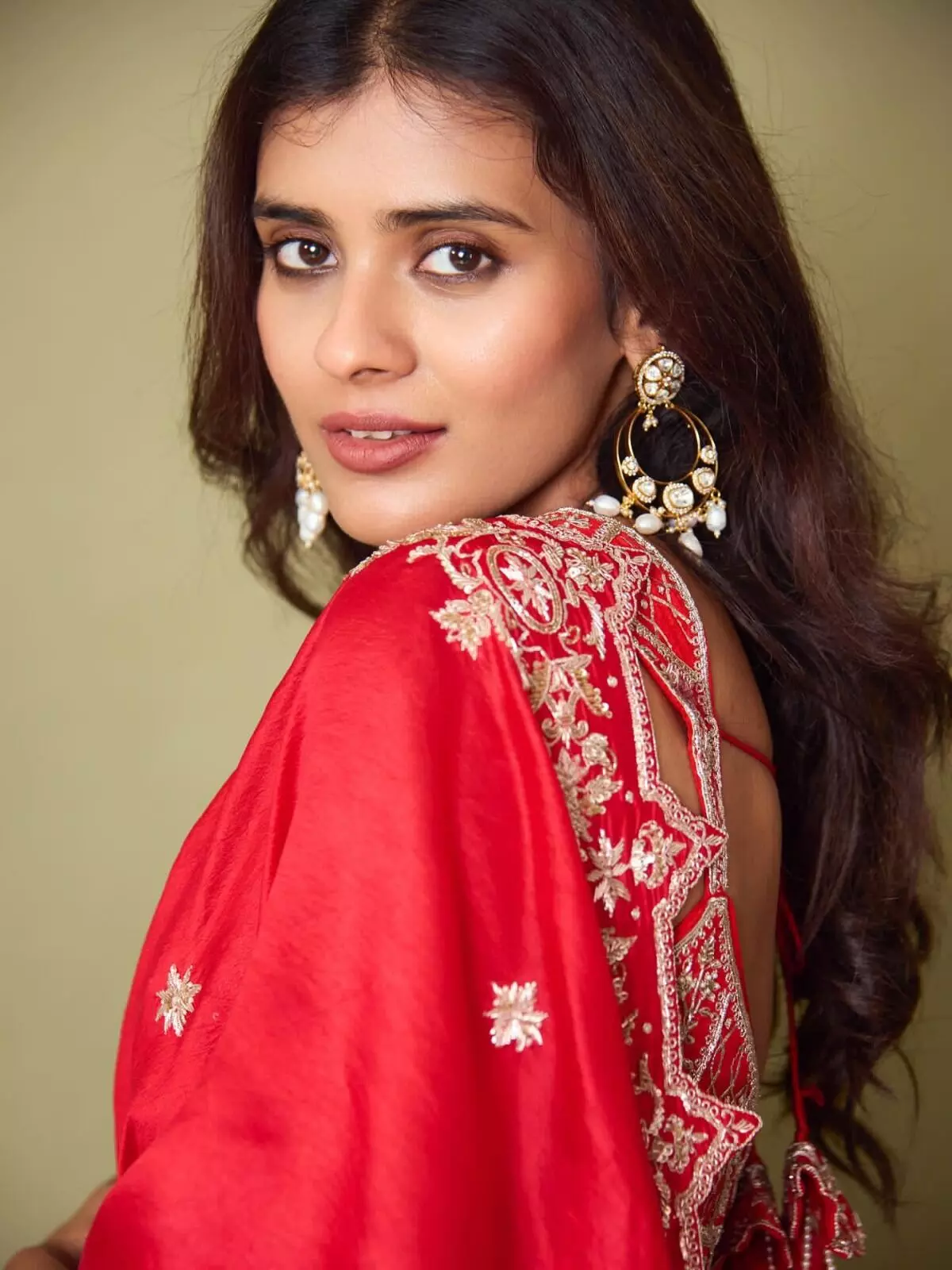 Hebbah Patel: లాల్ స్టైలింగ్.. హెబ్బా పటేల్ అదిరిపోయే ఫిక్స్ Hebbah Patel: లాల్ స్టైలింగ్.. హెబ్బా పటేల్ అదిరిపోయే ఫిక్స్