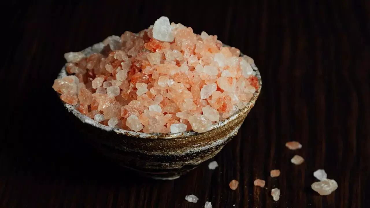 Rock Salt: నార్మల్ సాల్ట్ కంటే రాక్ సాల్ట్ ఆరోగ్యానికి మంచిది.. ఎందుకో తెలుసా? Rock Salt: నార్మల్ సాల్ట్ కంటే రాక్ సాల్ట్ ఆరోగ్యానికి మంచిది.. ఎందుకో తెలుసా?
