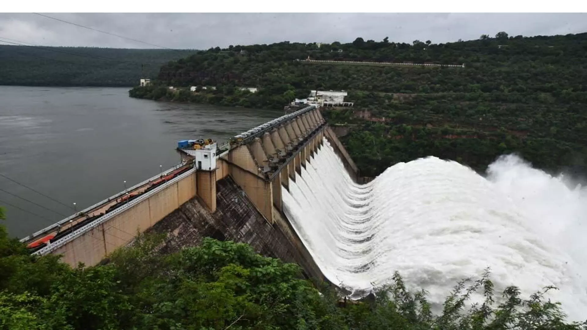 SRISAILAM DAM : శ్రీశైలం జలాశయానికి ఉధృతంగా వరద ప్రవాహం SRISAILAM DAM : శ్రీశైలం జలాశయానికి ఉధృతంగా వరద ప్రవాహం