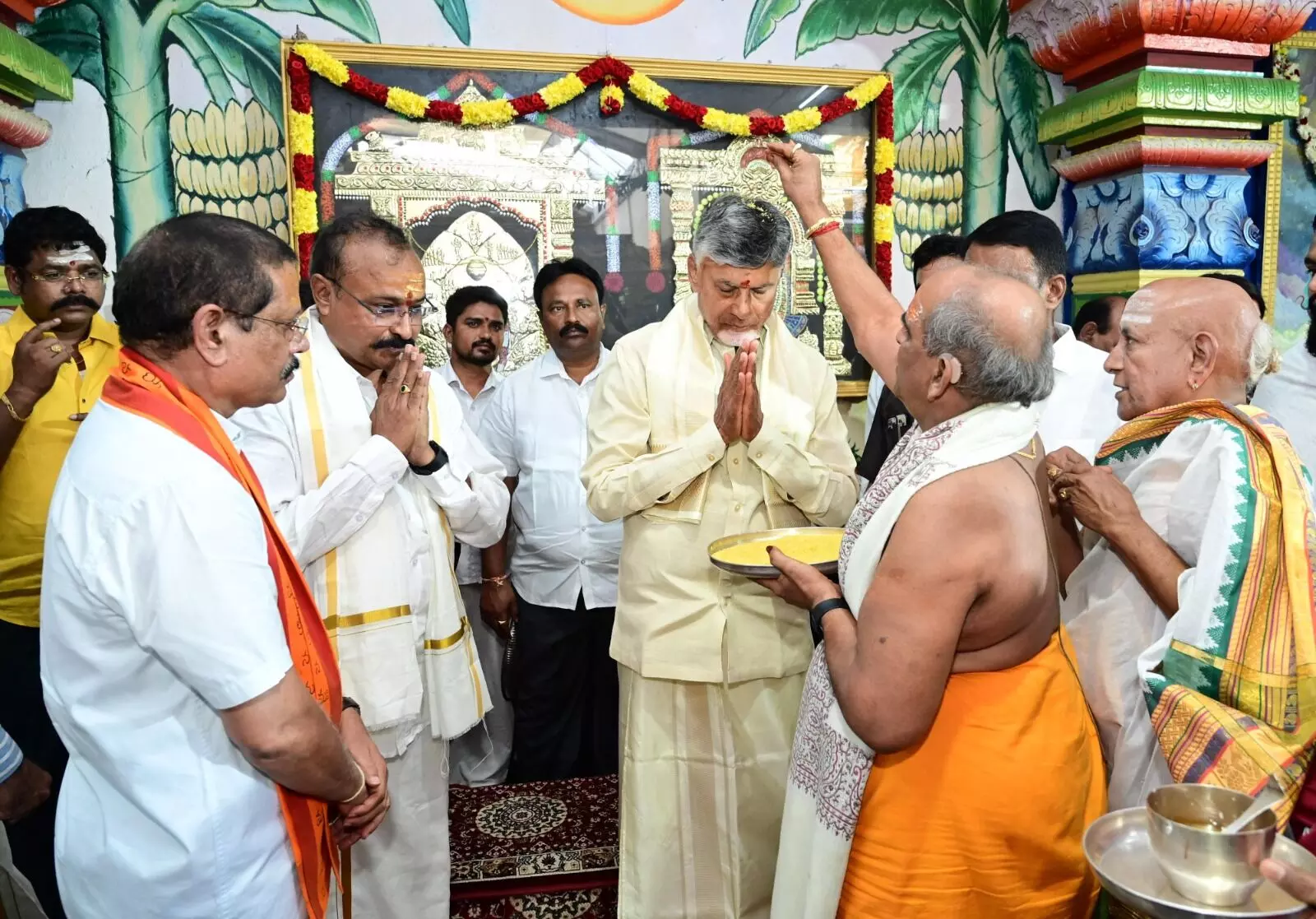 Srisailam Temple : శ్రీశైల మల్లన్న సన్నిధిలో చంద్రబాబు ప్రత్యేక పూజలు Srisailam Temple : శ్రీశైల మల్లన్న సన్నిధిలో చంద్రబాబు ప్రత్యేక పూజలు