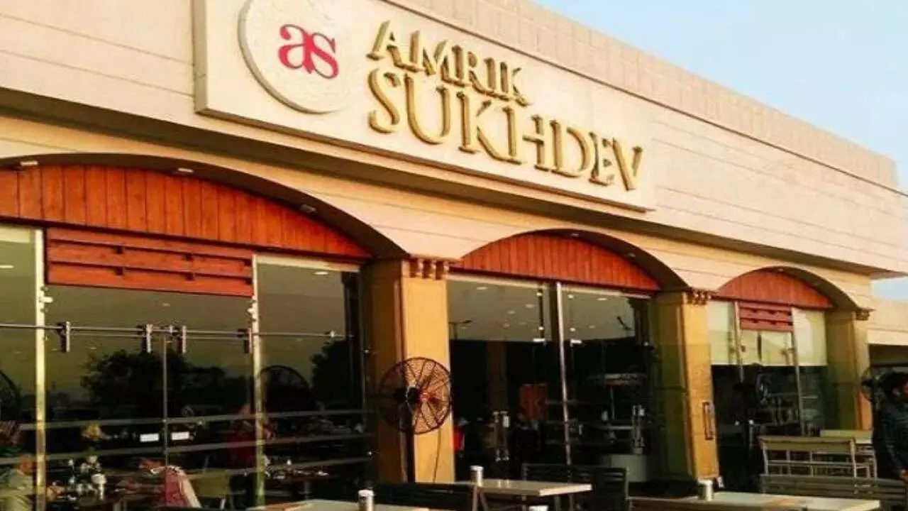 Amrik Sukhdev Dhaba : ఎలాంటి ప్రకటనలు లేకుండానే రూ. 8 కోట్లు సంపాదిస్తున్న అమీర్ ధాబా సీక్రెట్ ఇదే ! Amrik Sukhdev Dhaba : ఎలాంటి ప్రకటనలు లేకుండానే రూ. 8 కోట్లు సంపాదిస్తున్న అమీర్ ధాబా సీక్రెట్ ఇదే !