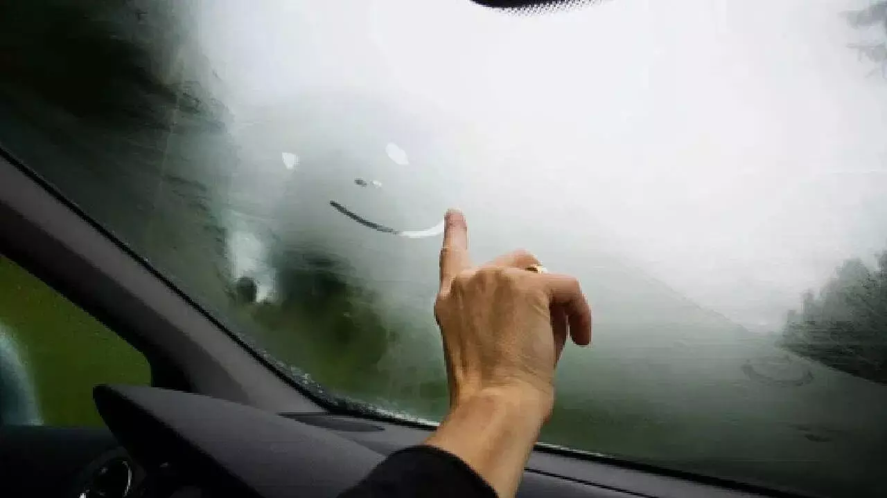 Car Tips : వానాకాలంలో కారు అద్దాలపై పొగమంచు వేధిస్తోందా? సింపుల్ చిట్కాలతో నిమిషాల్లో క్లియర్ చేయండి! Car Tips : వానాకాలంలో కారు అద్దాలపై పొగమంచు వేధిస్తోందా? సింపుల్ చిట్కాలతో నిమిషాల్లో క్లియర్ చేయండి!